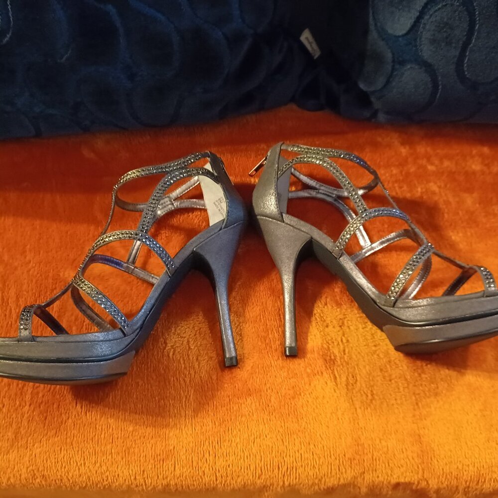 Michael Shannon Pewter Rhinestone Juliette heels - Size 8m - Picture 3 of 8
